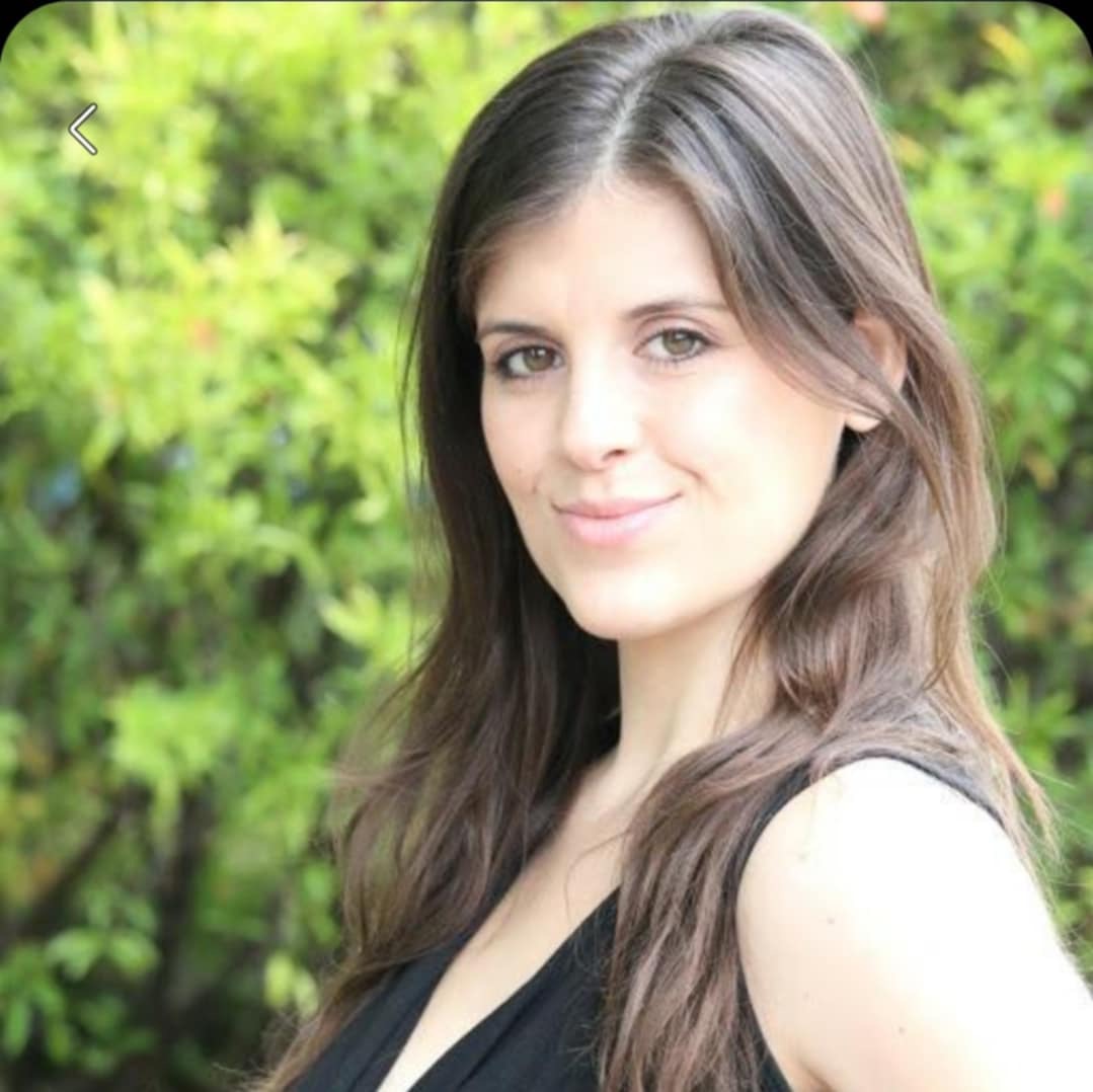 Melanie Headshot